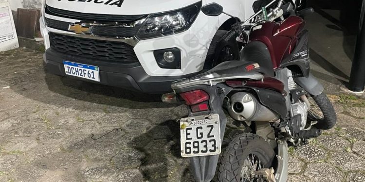 Força Tática prende receptador com moto furtada e com “pacote de grana”