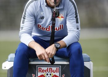    Caixinha deve colocar equipe reserva amanhã, contra o Guarani