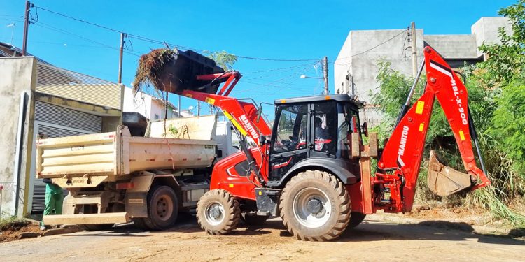 Risco de Dengue:  Prefeitura remove dezenas de caminhões de lixo em três ruas do Iguatemi