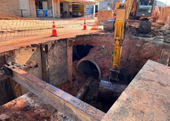 Erosão de grande proporção põe em risco a Av. Eusébio Savaio