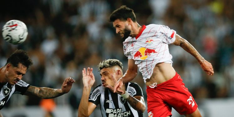 Zagueiros erram muito e Bragantino é derrotado pelo Botafogo na Libertadores