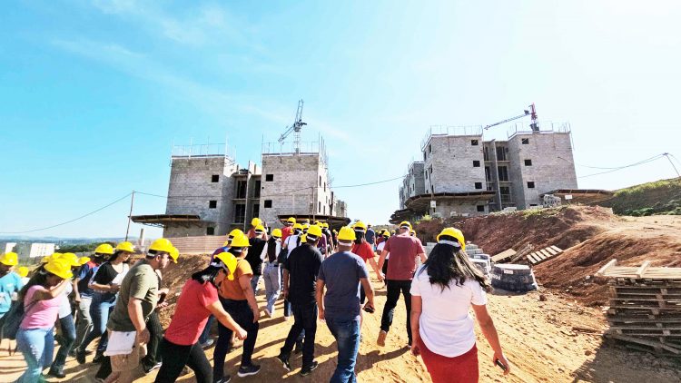Jd. Águas Claras: Famílias visitam obras do Condomínio Elis Regina e Renato Russo