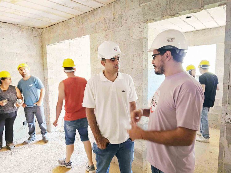 Jd. Águas Claras: Famílias visitam obras do Condomínio Elis Regina e Renato Russo