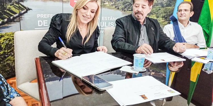 Gislene Bueno assume a Prefeitura por 10 dias