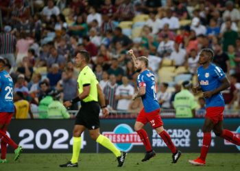 No Rio de Janeiro, Bragantino empata na abertura do Campeonato Brasileiro