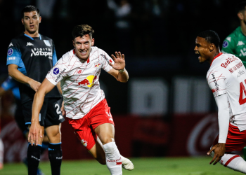 Bragantino faz gols relâmpagos, vence o Racing e sofre para manter o resultado   