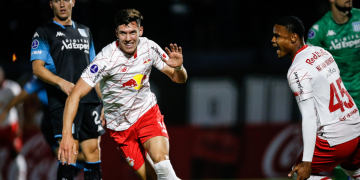 Bragantino faz gols relâmpagos, vence o Racing e sofre para manter o resultado   