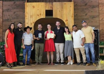 Duo Música de Interior vence o 16º Festival de Música Raiz e Sertaneja Zé Carreiro