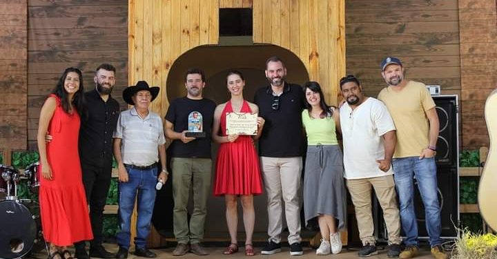 Duo Música de Interior vence o 16º Festival de Música Raiz e Sertaneja Zé Carreiro