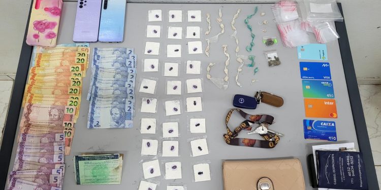 Mulher é presa por tráfico de drogas no Cruzeiro