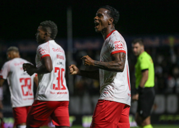 De virada, Bragantino volta a vencer no Brasileirão: 2 x 1 sobre o Vitória