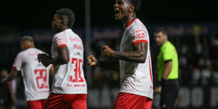 De virada, Bragantino volta a vencer no Brasileirão: 2 x 1 sobre o Vitória