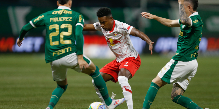 Bragantino falha defensivamente e Palmeiras vence por 2 x 1