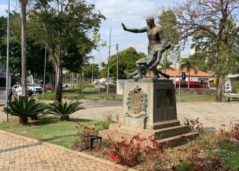 Ato simbólico na Praça 9 de Julho homenageia combatentes bragantinos