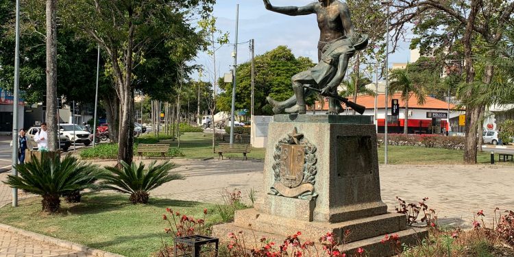 Ato simbólico na Praça 9 de Julho homenageia combatentes bragantinos