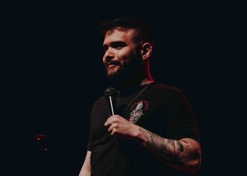 Humorista Tiago Santineli se apresenta na Casa de Cultura