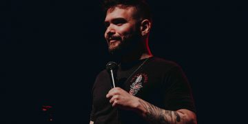 Humorista Tiago Santineli se apresenta na Casa de Cultura