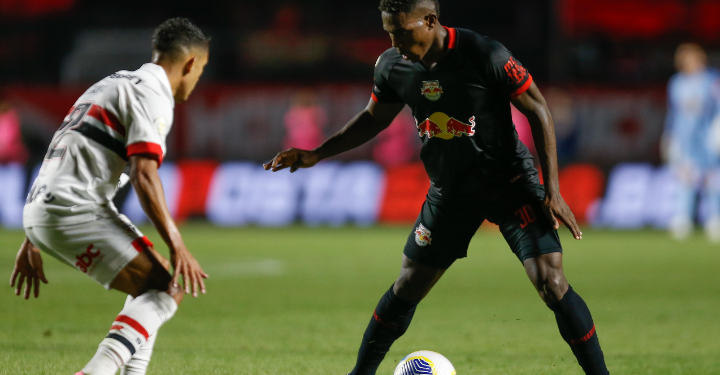 Árbitro ‘ajuda’ e São Paulo derrota o Bragantino no Morumbis