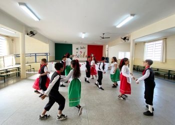 Alunos de Italiano de escola da Zona Norte participaram da abertura do 12º Festival da Linguiça