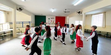Alunos de Italiano de escola da Zona Norte participaram da abertura do 12º Festival da Linguiça
