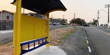 Prefeitura inicia instalação de novos pontos de ônibus no munícipio