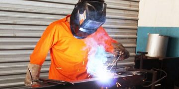 Sebrae-SP e Senai oferecem cursos gratuitos de reparos elétricos residenciais e serralheria