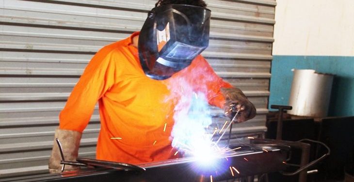 Sebrae-SP e Senai oferecem cursos gratuitos de reparos elétricos residenciais e serralheria