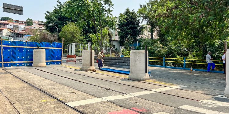 Rua Peru Empreiteira atrasa cronograma e ponte continua interditada