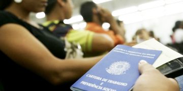 Taxa de desemprego entre mulheres foi 45,3% maior que entre homens