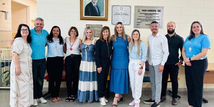 Escola Municipal recebe representantes da Apple