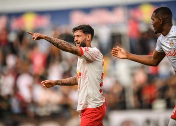 Bragantino goleia o Criciúma e se garante no Brasileirão do ano que vem