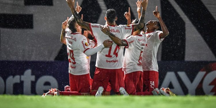 Bragantino enfrenta a Ponte Preta, seu maior rival, para avançar no Paulistão