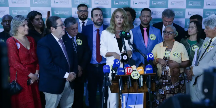 PEC contra escala 6X1 é protocolada na Câmara dos Deputados  