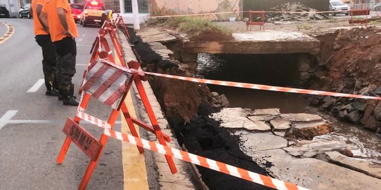 Forte chuva agravou situação de cratera na Av. José Gomes