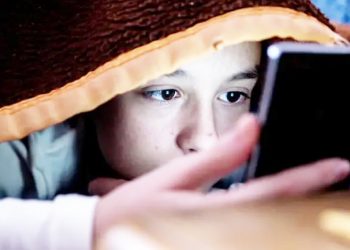 ‘Adolescente sozinho no quarto com o celular na mão não está seguro’, alerta delegada