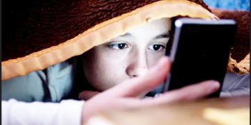 ‘Adolescente sozinho no quarto com o celular na mão não está seguro’, alerta delegada