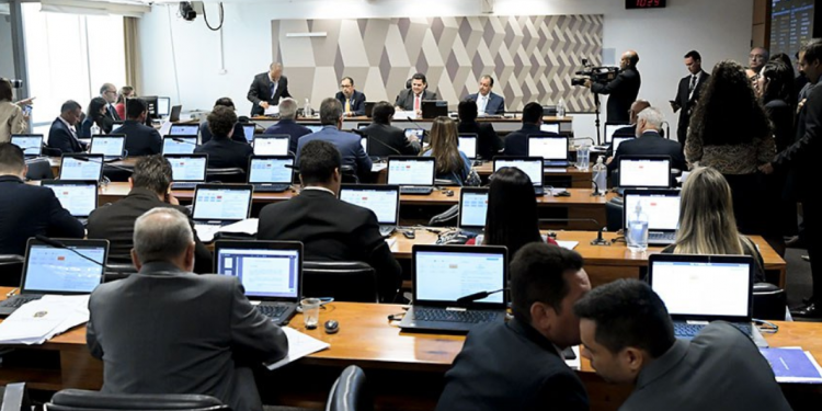 CCJ do Senado aprova PEC que impede reeleição