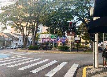 Cidade está engolida por poluição visual