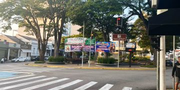 Cidade está engolida por poluição visual