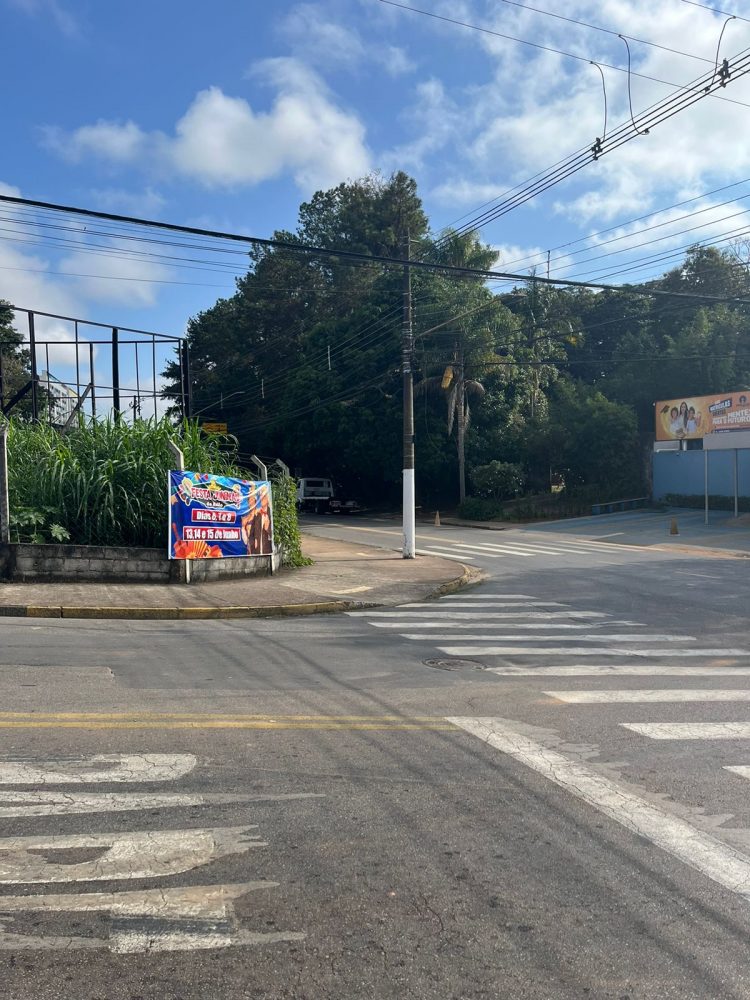 Cidade está engolida por poluição visual