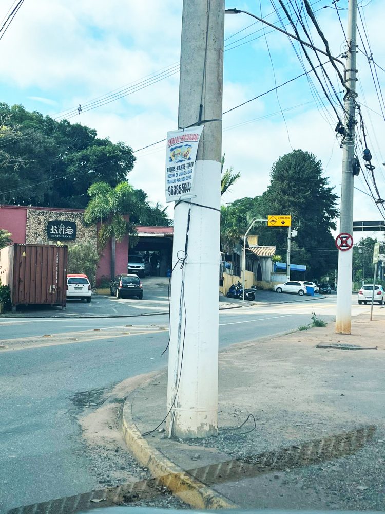 Cidade está engolida por poluição visual