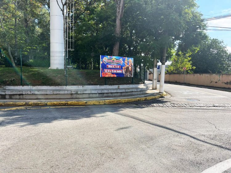 Cidade está engolida por poluição visual