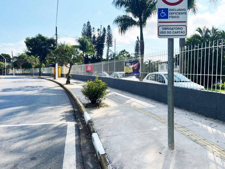 Cidade está engolida por poluição visual