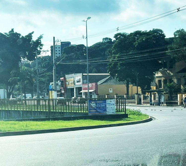 Cidade está engolida por poluição visual