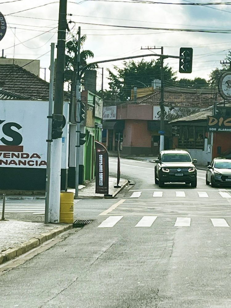 Cidade está engolida por poluição visual