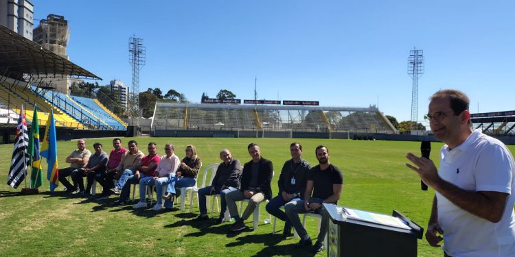 Emoção marcou o fim do Estádio Nabizão