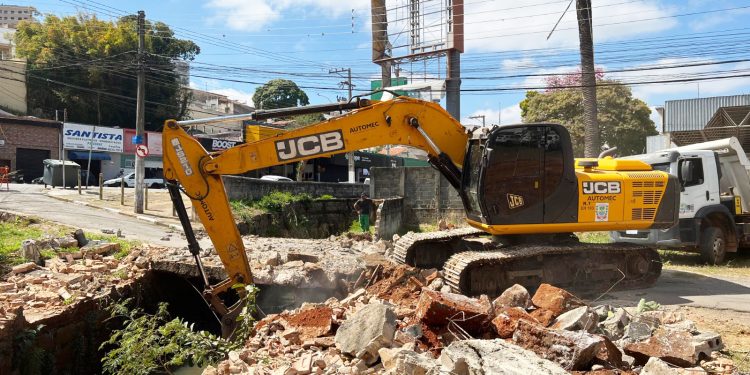 Ponte da Rua 19 de Abril é demolida em ação do programa “De Olho na Chuva”
