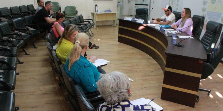 SEM JUSTIFICATIVA: Comissão de Finanças protela parecer ao projeto da Lei Orçamentária  2026