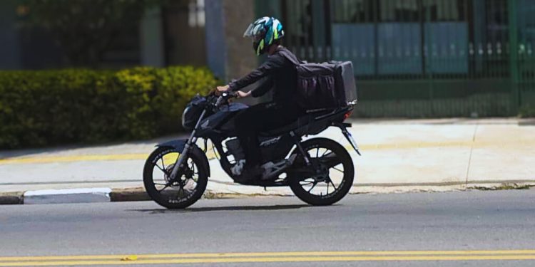 Mototaxistas e motofretistas começam a ser regularizados