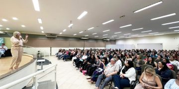 BLOQUEIO DE CONTAS DE TERCEIRIZADA: Prefeito garante salários e 13º de 840 professores